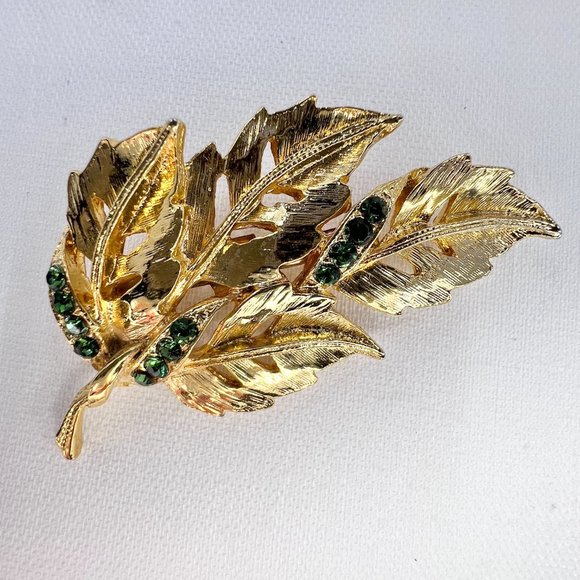 Green Jeweled Textured Four Leaf Shiny Gold Tone Brooch Pin - Picture 6 of 6